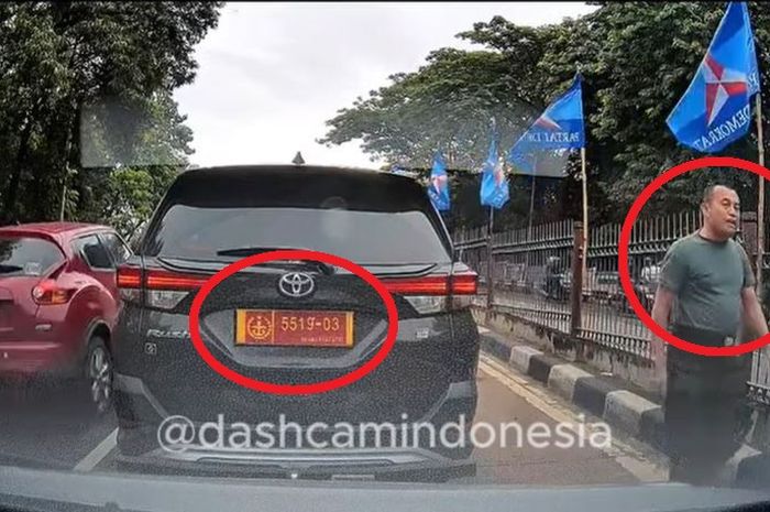 Dalam dua lingkaran merah, pengemudi Toyota Rush berpelat dinas Mabes TNI cekcok dan melakukan pemukulan terhadap pengemudi mobil warga sipil di pintu keluar tol Jagorawi, Kramatjati, Jakarta Timur