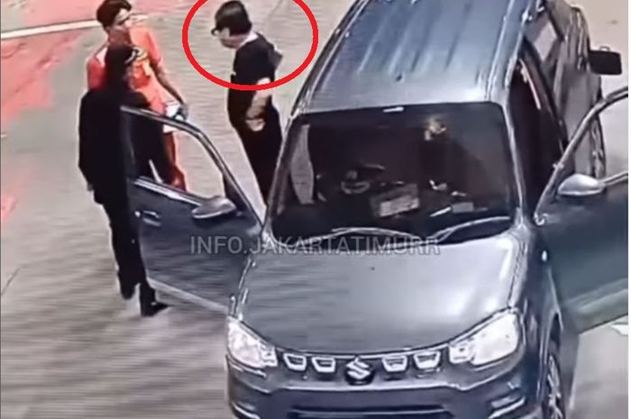 Dalam lingkaran merah, pengemudi Suzuki Ignis yang todongkan pistol ke petugas SPBU karena ditolak beli Pertalite tanpa pakai barcode MyPertamina