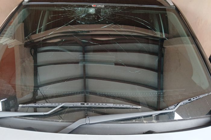 Kaca depan Suzuki Grand Vitara retak setelah tertimpa buah yang jatuh dari pohon