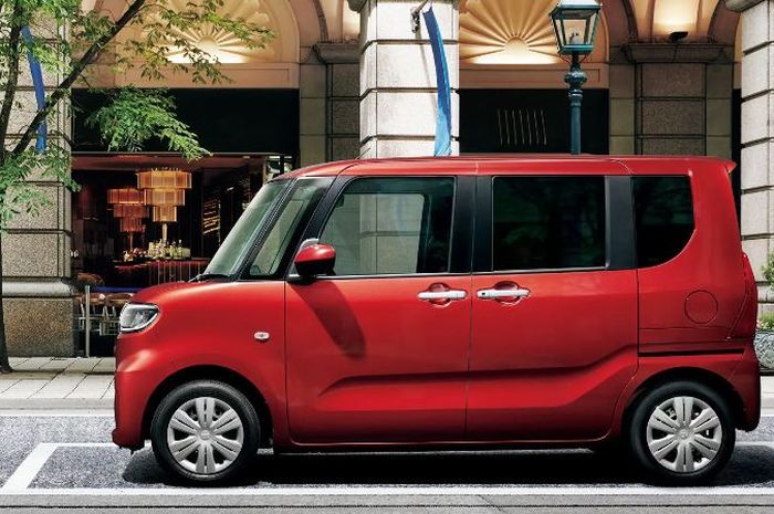 penampakan Daihatsu Tanto, adik Daihatsu Luxio yang iritnya tembus 22 km per liter dan punya pintu samping enggak biasa