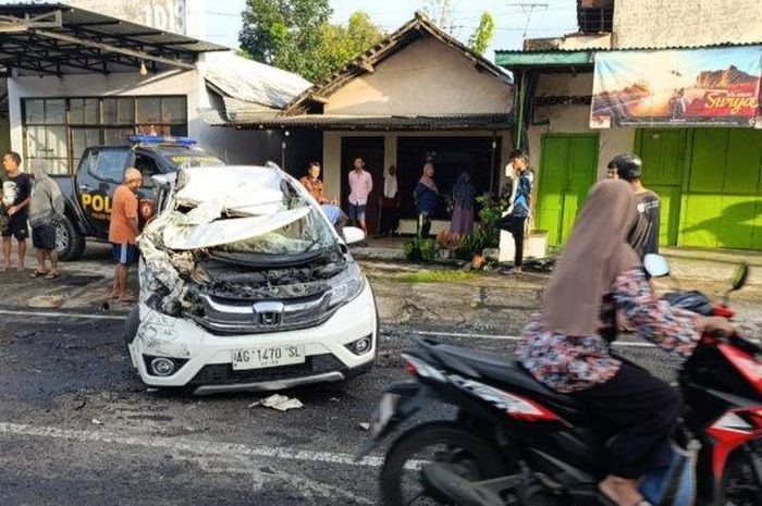 Honda BR-V adu banteng dengan truk hingga kondisi rusak parah