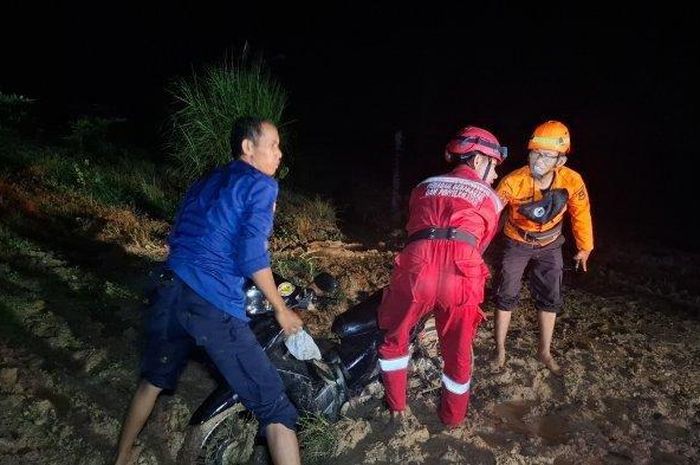 Pemotor nangis telpon Damkar minta pertolongan, tak disangka terjebak di tempat seperti ini