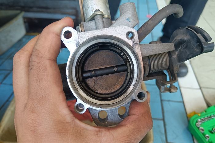 Begini lho cara mudah membersihkan Throttle body mobil bekas yang kotor (foto ilustrasi)