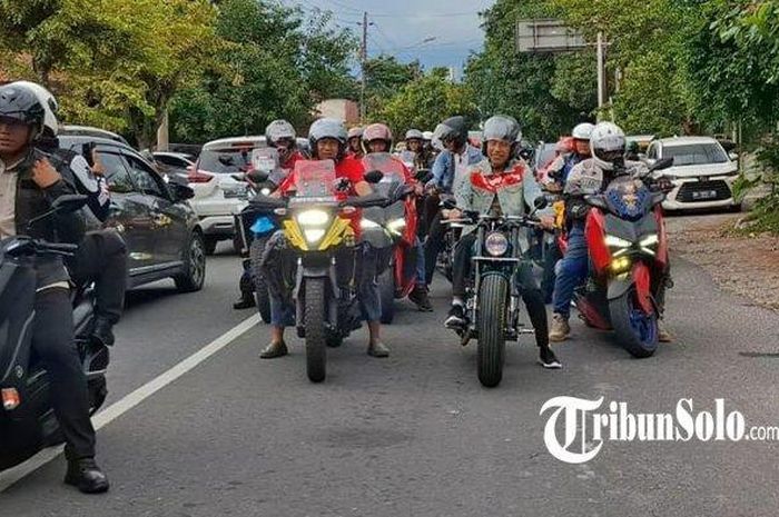 Momen Jokowi ikut touring klub motor Legend Riders dari Jakarta di Kota Solo, Minggu (26/1/2025) sore.