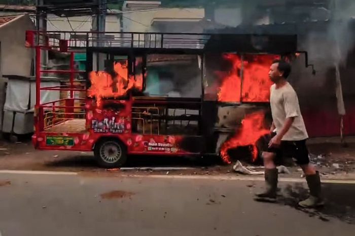 Mobil wisata Ontang-anting di Lembang, kabupaten Bandung Barat, Jawa Barat terbakar akibat korsleting kelistrikan, (27/1/25)