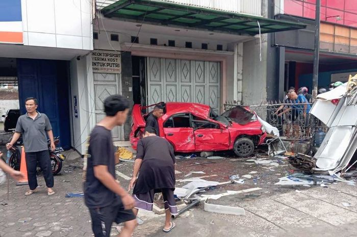 Hyundai Avega dikemudikan mahasiswa Universitas Padjajaran terbang menghantam 5 mobil dan motor di Jatinangor, Sumedang tewaskan satu orang