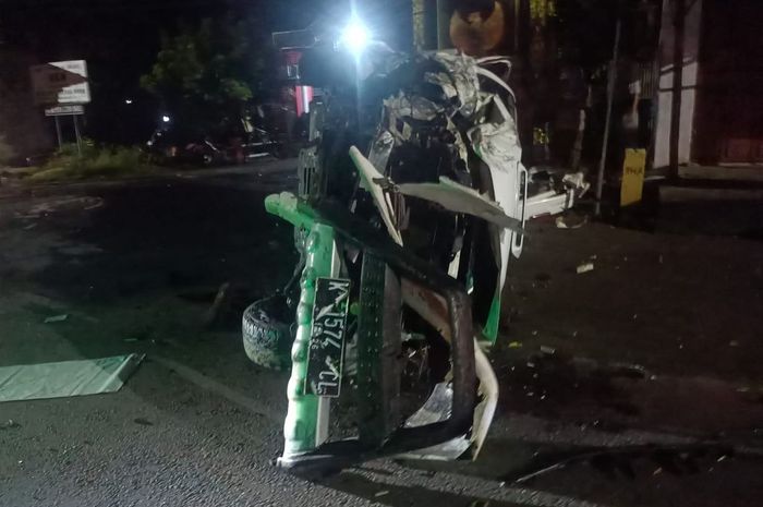 Toyota Fortuner ringsek usai beradu dengan Avanza 