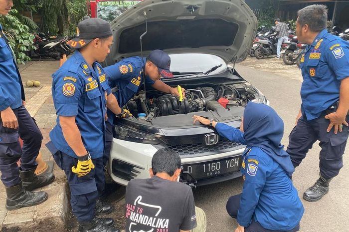 Tim Rescue Dinas Pemadam Kebakaran dan Penanggulangan Bencana (Diskar PB) Kota Bandung mencoba mengevakuasi anak kucing di dalam ruang mesin Honda City Hatchback