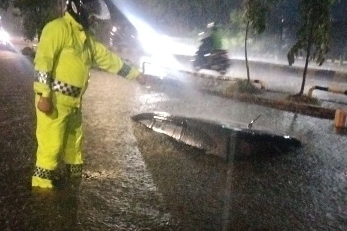 Daihatsu Sigra nyemplung ke kali ketika jakarta Utara dilanda hujan lebat. begini kondisi sopir