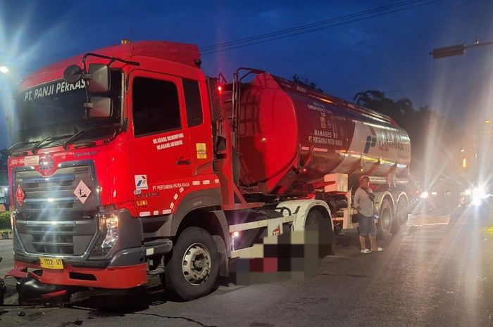 Truk tangki BBM Pertamina menggilas Honda BeAT yang berboncengan 4 orang di jalan raya Madiun-Caruban, Nglames, kecamatan Madiun, kabupaten Madiun, Jawa Timur