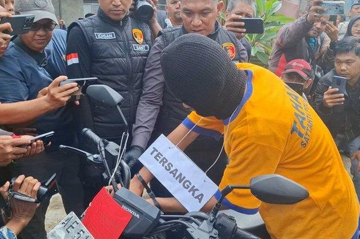 Jekfar Shodik (23), asal Bangkalan Madura mempraktikan caranya maling dua motor matic Honda BeAT di Madiun, Jawa Timur