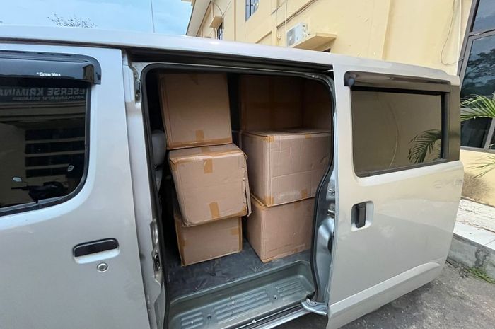 Puluhan kardus rokok ilegal dengan pita cukai palsu senilai Rp 271,2 juta di dalam kabin Daihatsu Gran Max yang diamankan Polres Labuhanbatu Selatan, Sumatera Utara