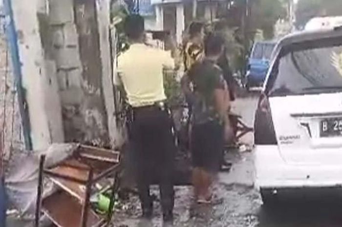 Toyota Kijang Innova putih yang menabrak gerobak pedagang bakso keliling akibat aquaplaning di Jl Mayor Oking, Citereup, kabupaten Bogor, Jawa Barat