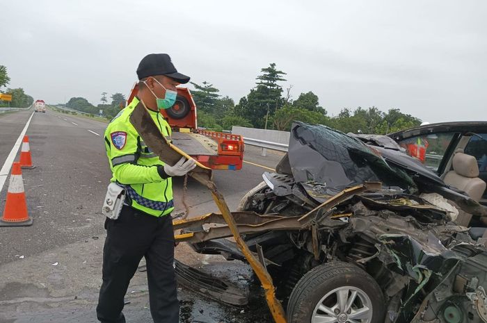 Toyota Avanza ringsek di Tol Jombang usai terjang truk dari belakang, Dua orang dikabarkan tewas