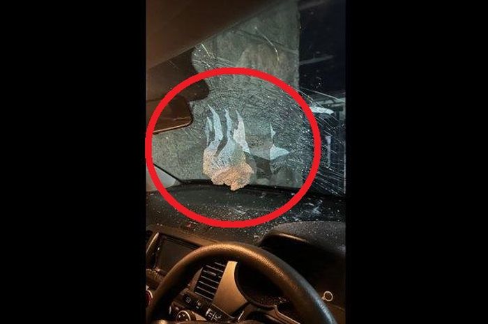 Kaca depan KIA Picanto ditimpuk batu besar saat melintas di Jalan Raya Pasirjambu Ciwidey, Kecamatan Pasirjambu, Kabupaten Bandung, Jawa Barat