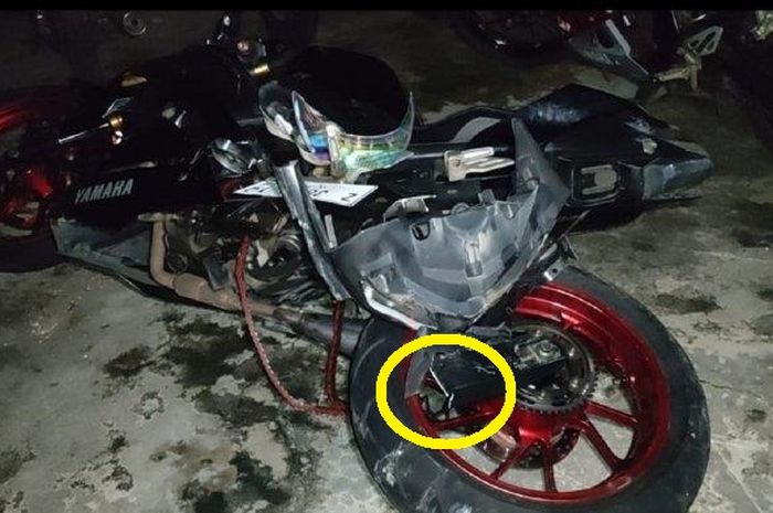 Yamaha R15 hancur tak berbentuk dan dalam lingkaran kuning menunjukan swingarm serta sasis putus akibat kecelakaan dengan bus di Jalan Raya Nasional Kalipucang - Pangandaran blok Giritirta Desa/ Kecamatan Kalipucang, Pangandaran