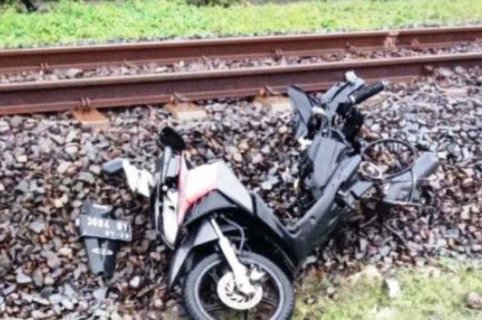 Honda Vario 110 CBS tertemper Kereta Api (KA) 219 Kertajaya di perlintasan sebidang Mangkang Kulon Semarang