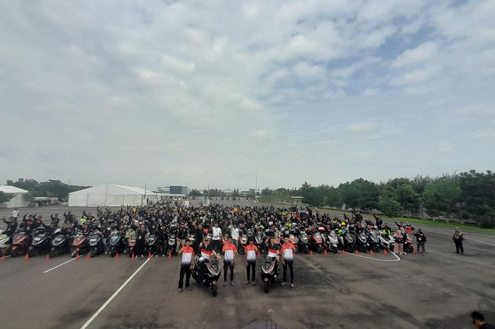 Ratusan Bikers Honda PCX foto bareng pembalap