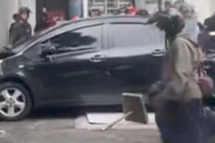 Toyota Yaris dorong 3 mobil dan 2 motor ketika antri di SPBU. Massa batal ngamuk saat lihat sopir