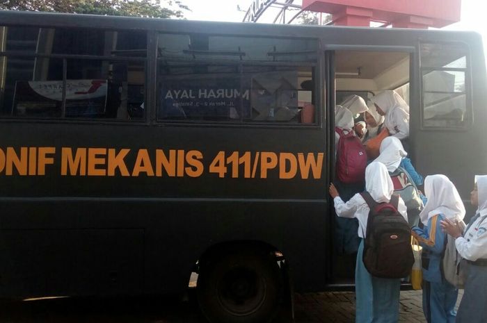 Ilustrasi bus TNI AD mengangkut siswa siswi sekolah