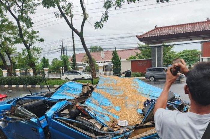 Kondisi Isuzu Panther usai tertimpa pohon tumbang di jalan Kedungpane, Ngaliyan, kota Semarang, Jawa Tengah