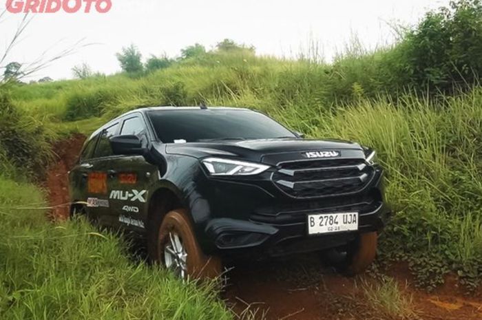 harga mobil baru Isuzu Mu-X per Februari 2025, cocok dipakai di medan berat