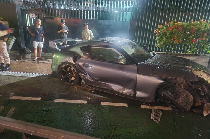 Toyota Supra alami kecelakaan di MH Thamrin, Jakarta Pusat