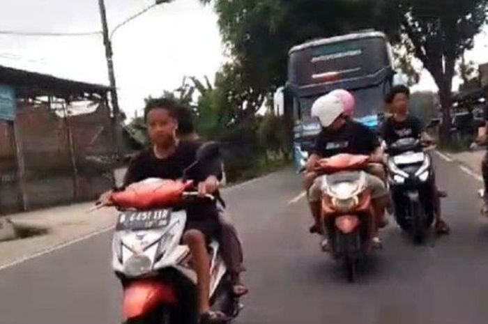 Ilustrasi sejumlah anak-anak berburu klakson telolet di jalan raya