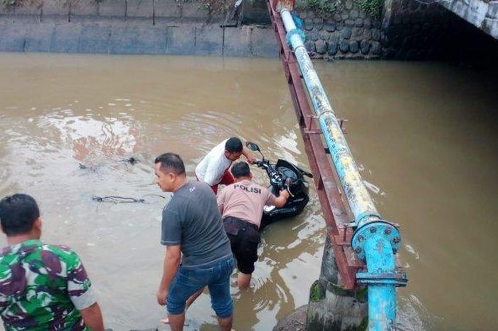 Honda PCX misterius ditemukan di sebuah ungai di Sukoharjo