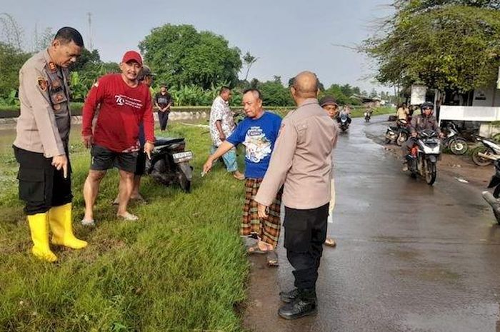 pengendara Honda Vario anjlok ke irigasi usai babalas di jalan yang menikung, Korban berakhir kehabisan nafas
