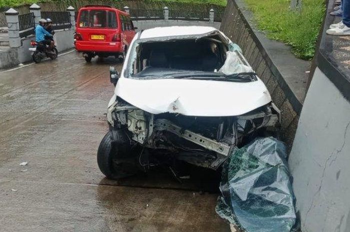 Mitsubishi Xpander usai terbalik karena menghantam beton pembatas jalan di Underpass Jl Jenderal Sudirman, kawasan Hative Kecilp, Sirimau, kota Ambon, Maluku