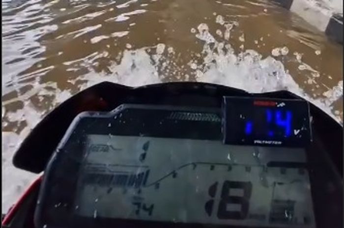 POV Yamaha Vixion menerobos banjir