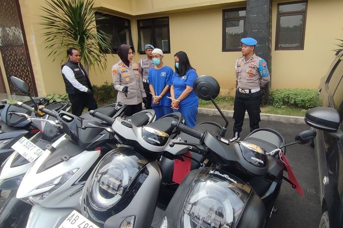 Pasangan suami-istri SA (49) dan WM (30) yang menggelapkan satu Honda Mobilio dan lima motor matic sewaan ditangkap Polres Magelang Kota