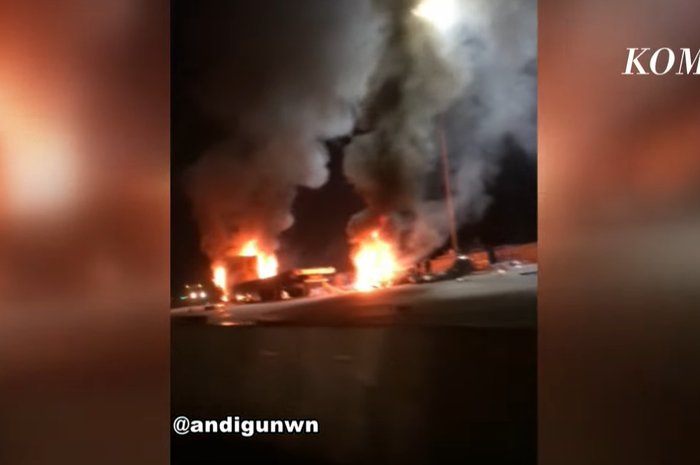 Kondisi saat truk pengangkut air mineral galon menabrak lima mobil dan gerbang tol Ciawi 2 sekitar pukul 23:30 WIB, (4/2/25)