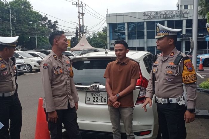 Satlantas Polresta Malang Kota menilang pemilik Honda Jazz GK5 karena mengubah pelat nomor memakai huruf Kanji Jepang