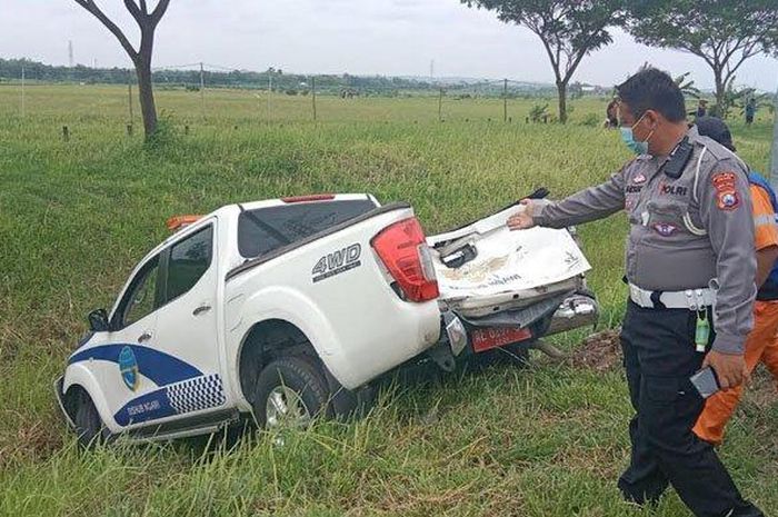 Nissan Navara Patwal Dishub Ngawi terjerumus ke selokan tol Ngawi-Solo setelah ditabrak belakang bus rombongan Polines