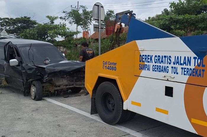 Toyota Kijang Kapsul diderek Jasa Marga dalam kondisi babak belur di tol Ngawi-Solo setelah terpelanting masuk parit