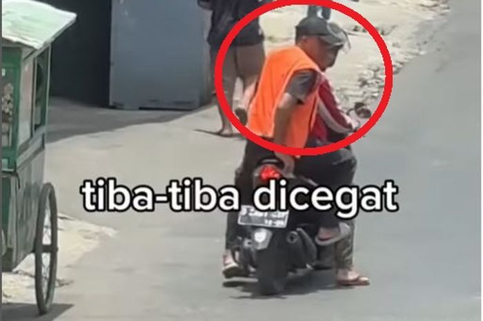 Dua oknum ojek pangkalan (Opang) yang melakukan pungli dengan modus pengawalan terhadap bus parwisata yang hendak menuju resto di kawasan Cikutra Bandung, Jawa Barat