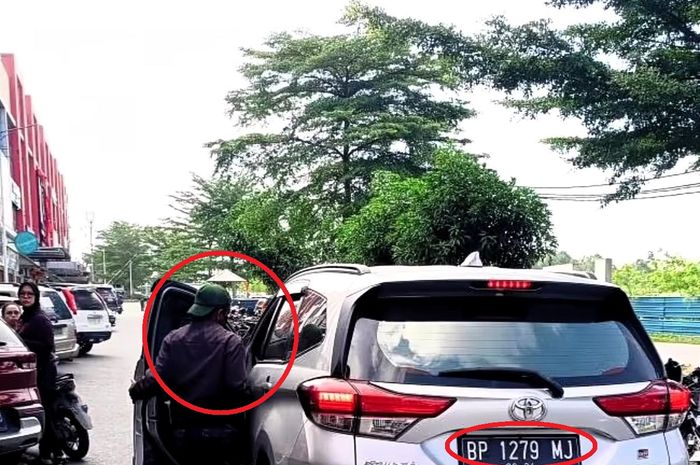 Komplotan Polisi gadungan memakai Toyota Rush berpelat nomor palsu gagal menculik wanita di kawasan Taman Baloi, Batam Kota, Batam