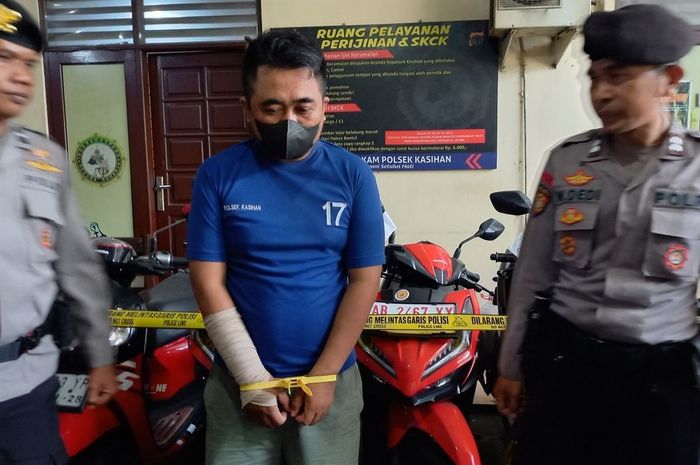 S (berbaju tahanan biru) menyerahkan diri ke Polisi setelah menggadaikan 20 unit motor rental dengan nilai Rp 4-6 jutaan