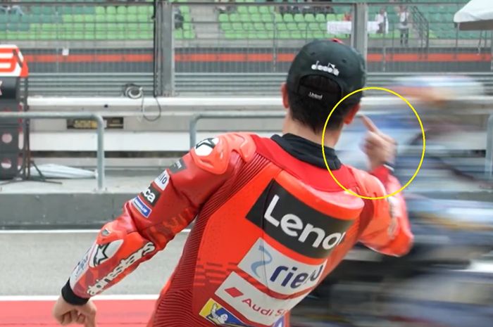 Marc Marquez acungkan jari tengah saat tes MotoGP Sepang