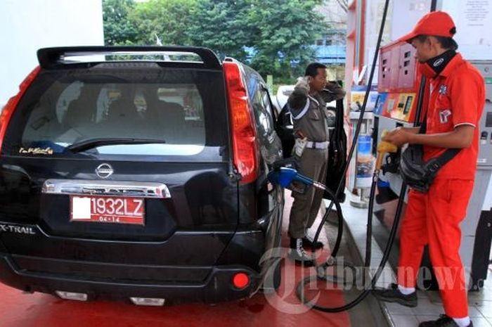 Ilustrasi Nissan X-Trail pejabat Eselon mengisi BBM di SPBU Pertamina