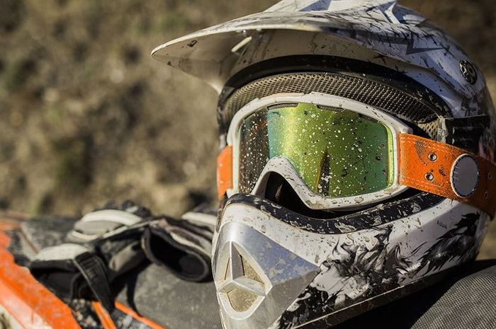 Helm cakil dengan bagian moncong yang panjang