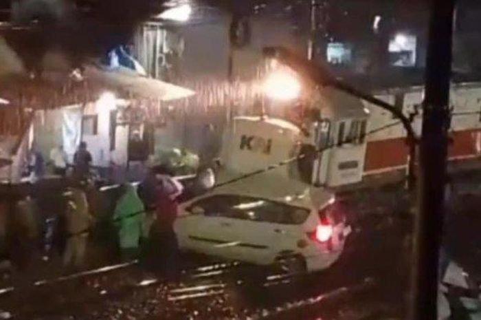 Suzuki Ertiga bonyok dihantam KA Commuter line di Blorasura di perlintasan Jalan Tambak Mayor, Asemrowo, Surabaya, pukul 19.05 WIB, pada Jumat (7/2/2025). 