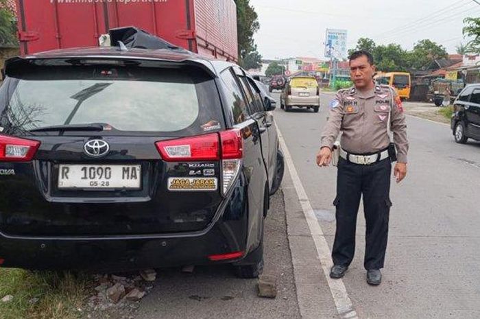 Kijang Innova menghantam pantat truk tronton di pinggir jalan