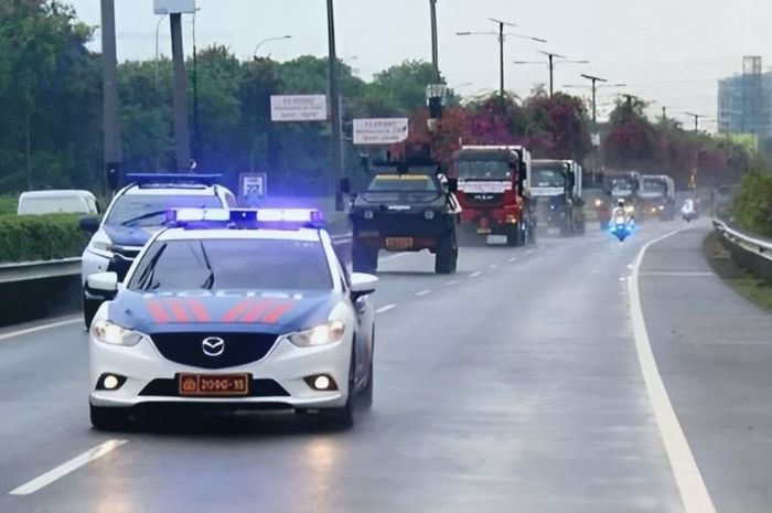 Ilustrasi strobo di mobil patwal