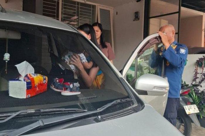 Bayi usia 1 tahun terjebak di dalam mobil ketika ditinggal orang tuanya dengan kunci di dalam kabin