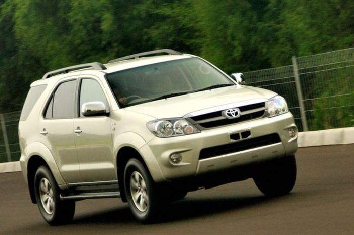 harga mobil bekas Toyota Fortuner CBU Thailand generasi pertama