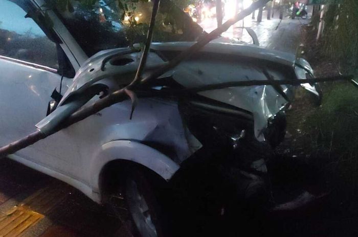 Pengemudi Toyota Rush nyaris dimassa setelah bikin 8 kendaraan babak belur. Ini awal mula kronologinya