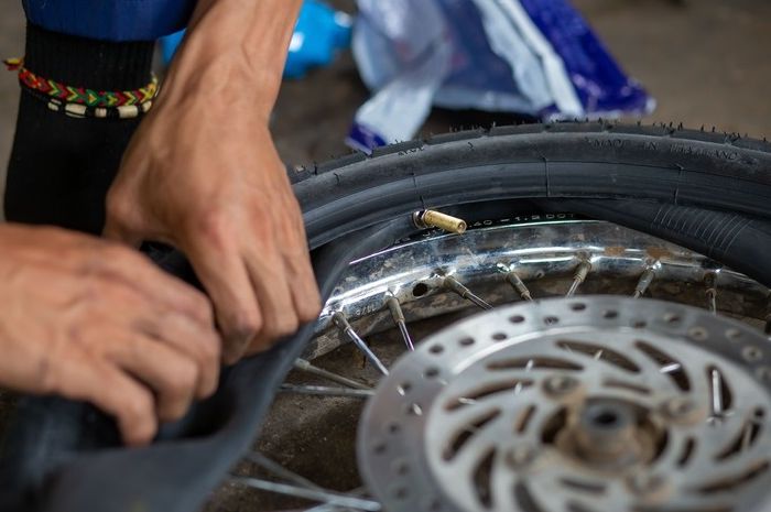 Ilustrasi pemasangan ban dalam